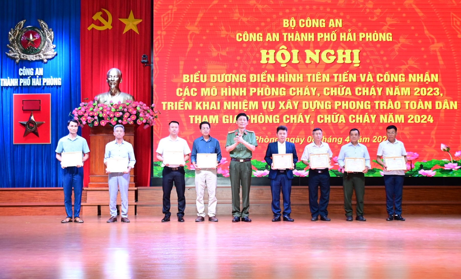 Biểu dương điển hình tiên tiến trong phong trào toàn dân tham gia phòng cháy, chữa cháy